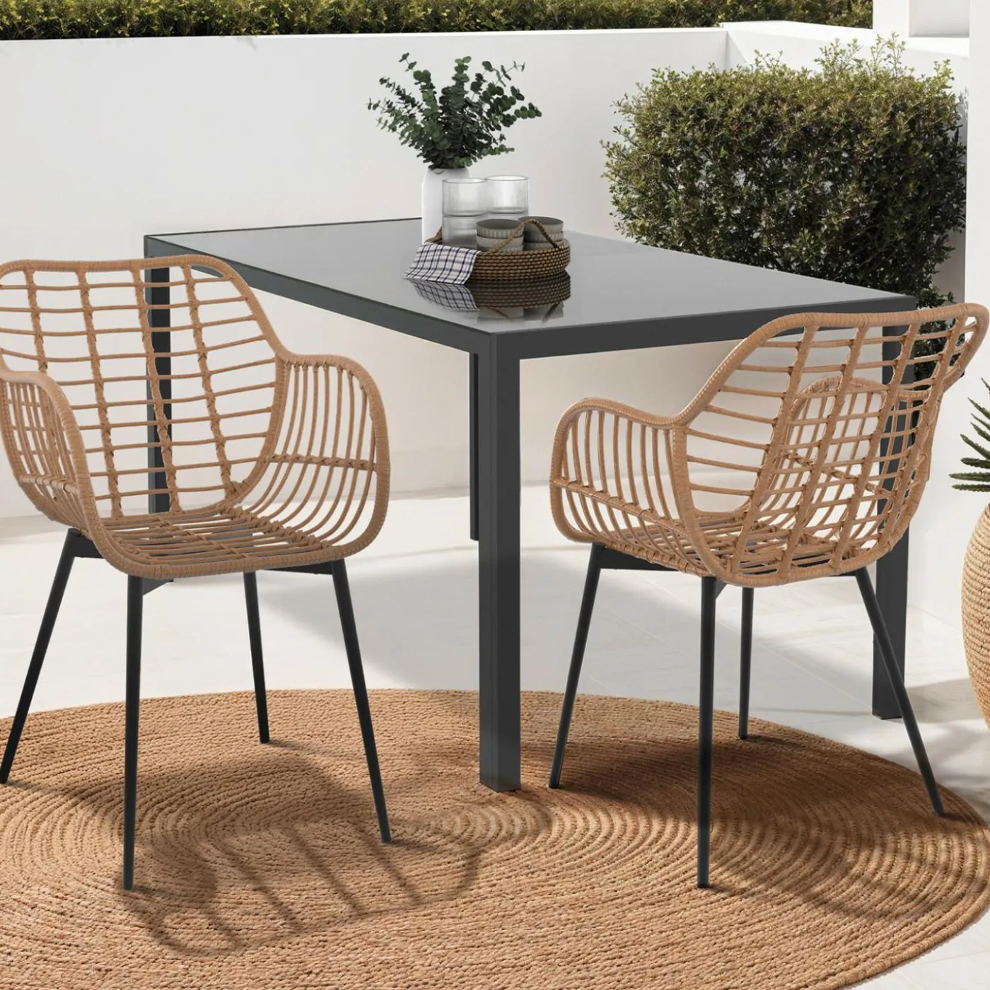 2 fauteuils de table effet rotin et pied métal noir