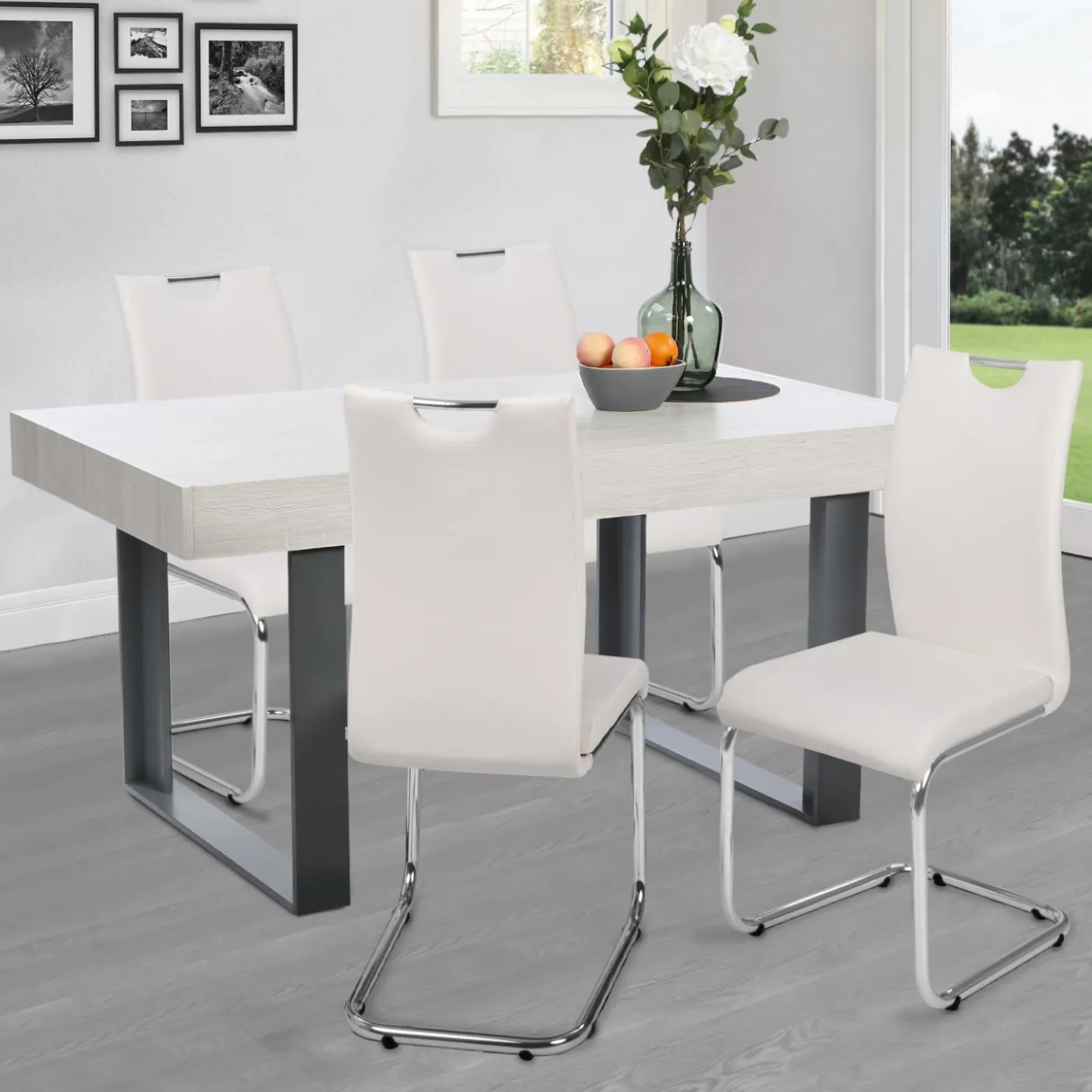 Chaises blanches avec poignée pour salle à manger