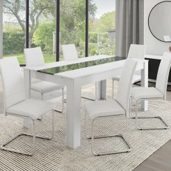 Chaises blanches de salle à manger