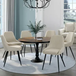 Chaises confortables en velours beige avec accoudoirs