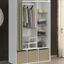 Dressing blanc avec penderie rideau taupe + étagères + boites de rangement