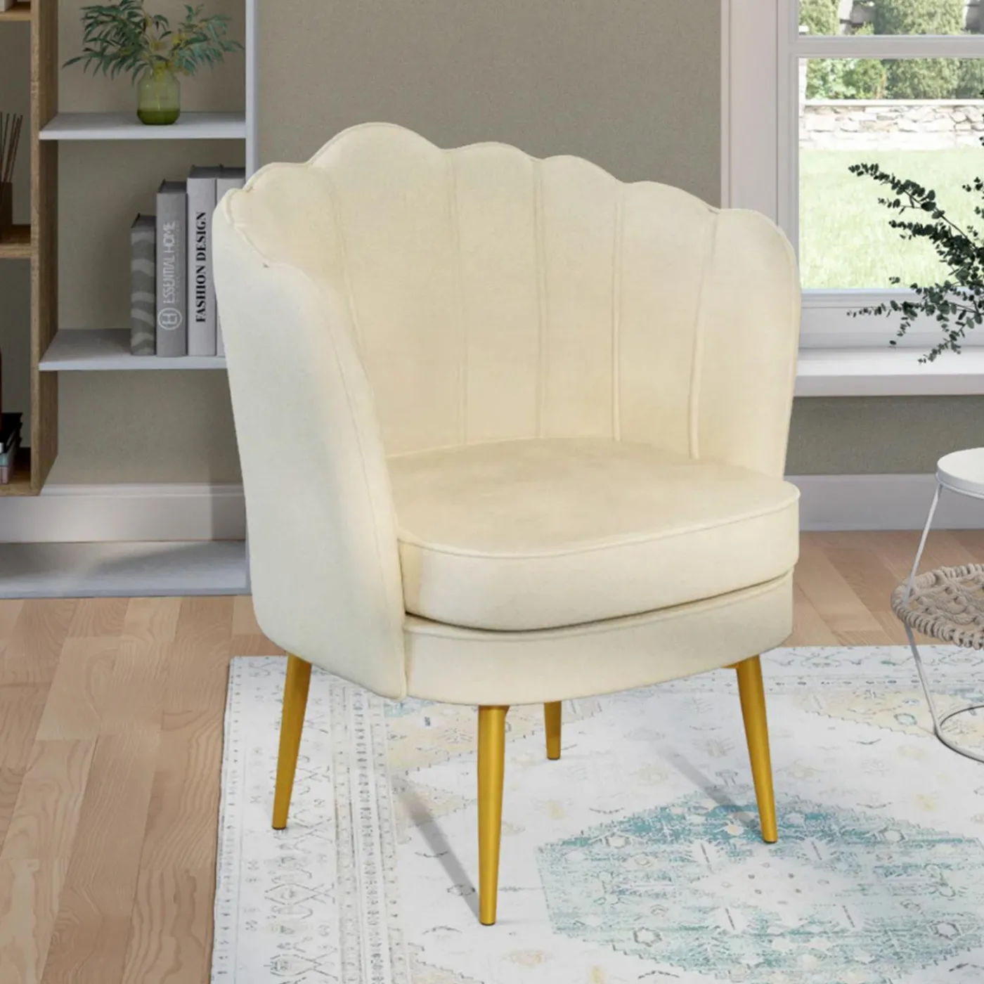Fauteuil coquillage beige en velours pieds dorés