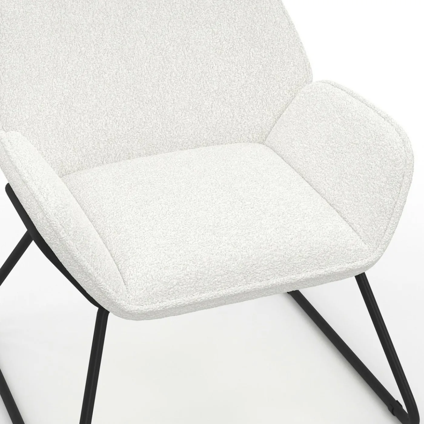 Fauteuil en tissu bouclette et pieds métal noirs