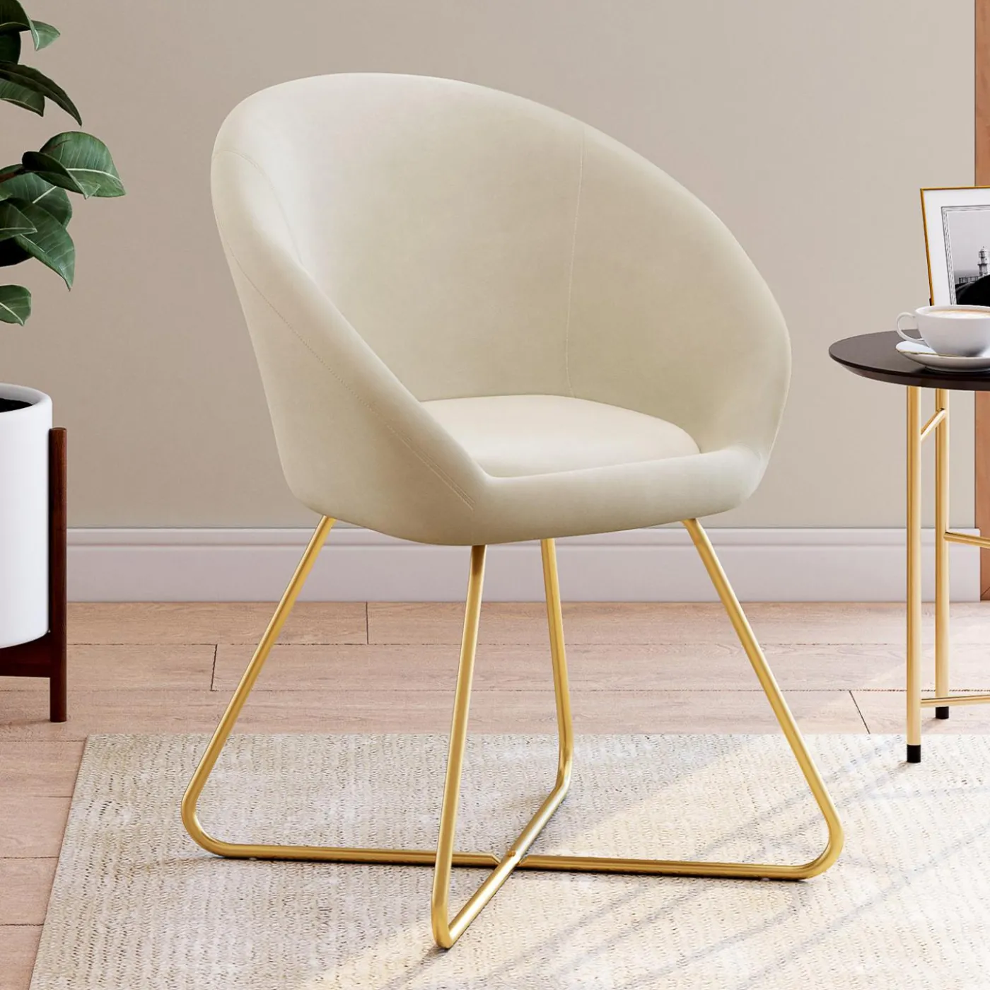 Fauteuil rond en velours beige avec pieds croisés dorés