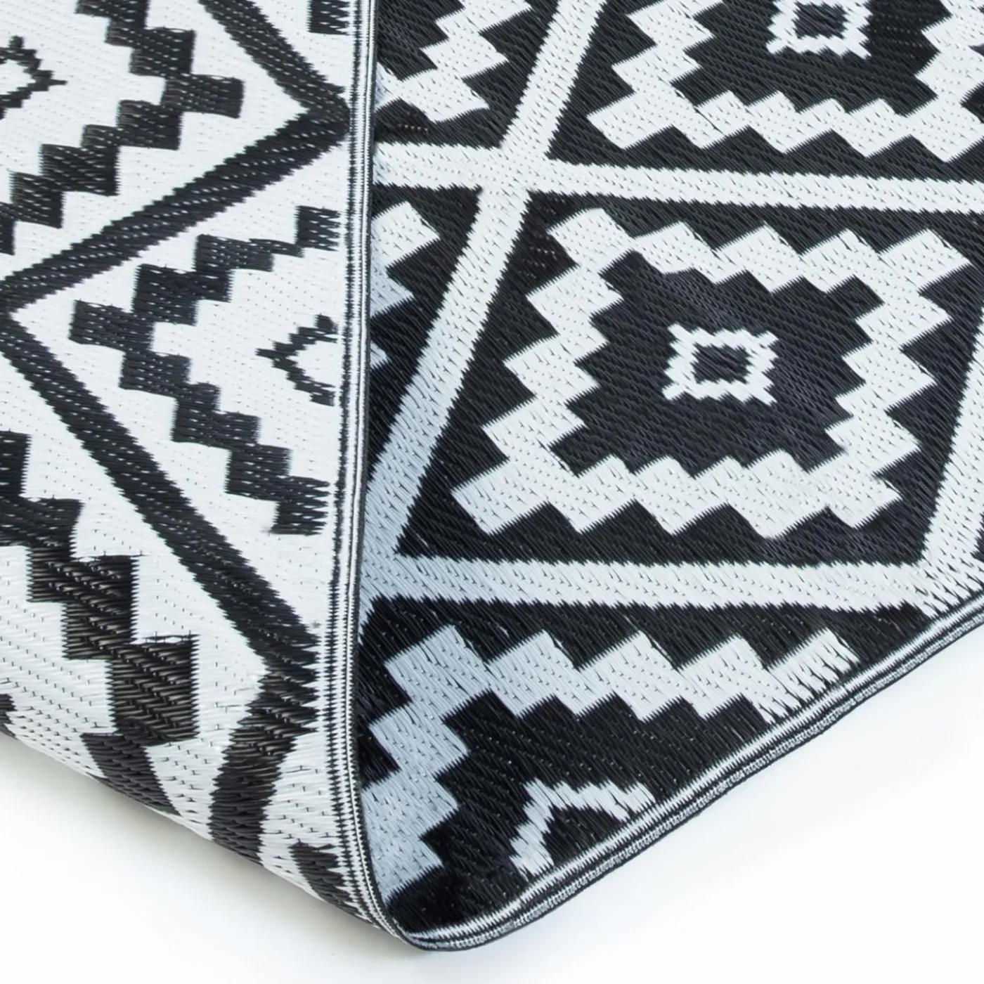 Grand tapis noir pour terrasse et extérieur