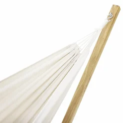 Hamac coloris écru en toile avec support bois