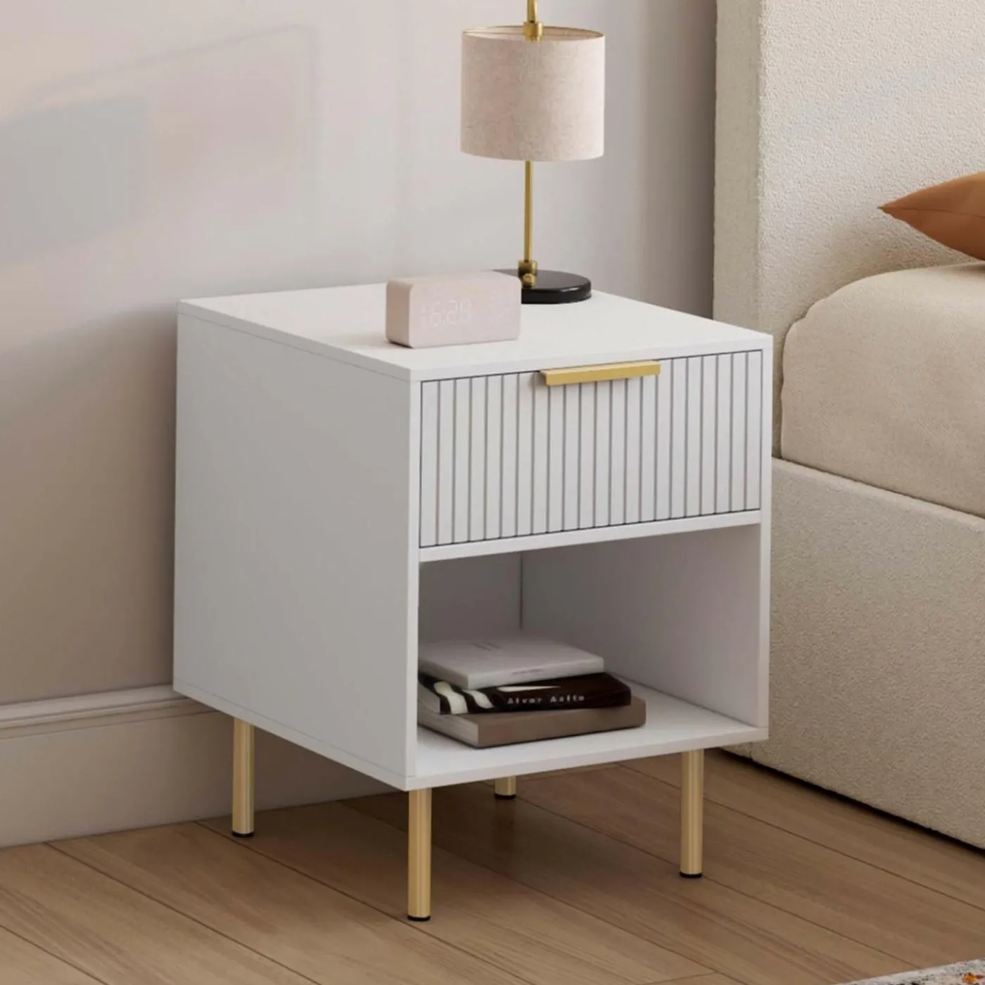 Lot de 2 tables de chevet bois blanc avec 1 tiroir lattes tasseau, une niche et pieds doré