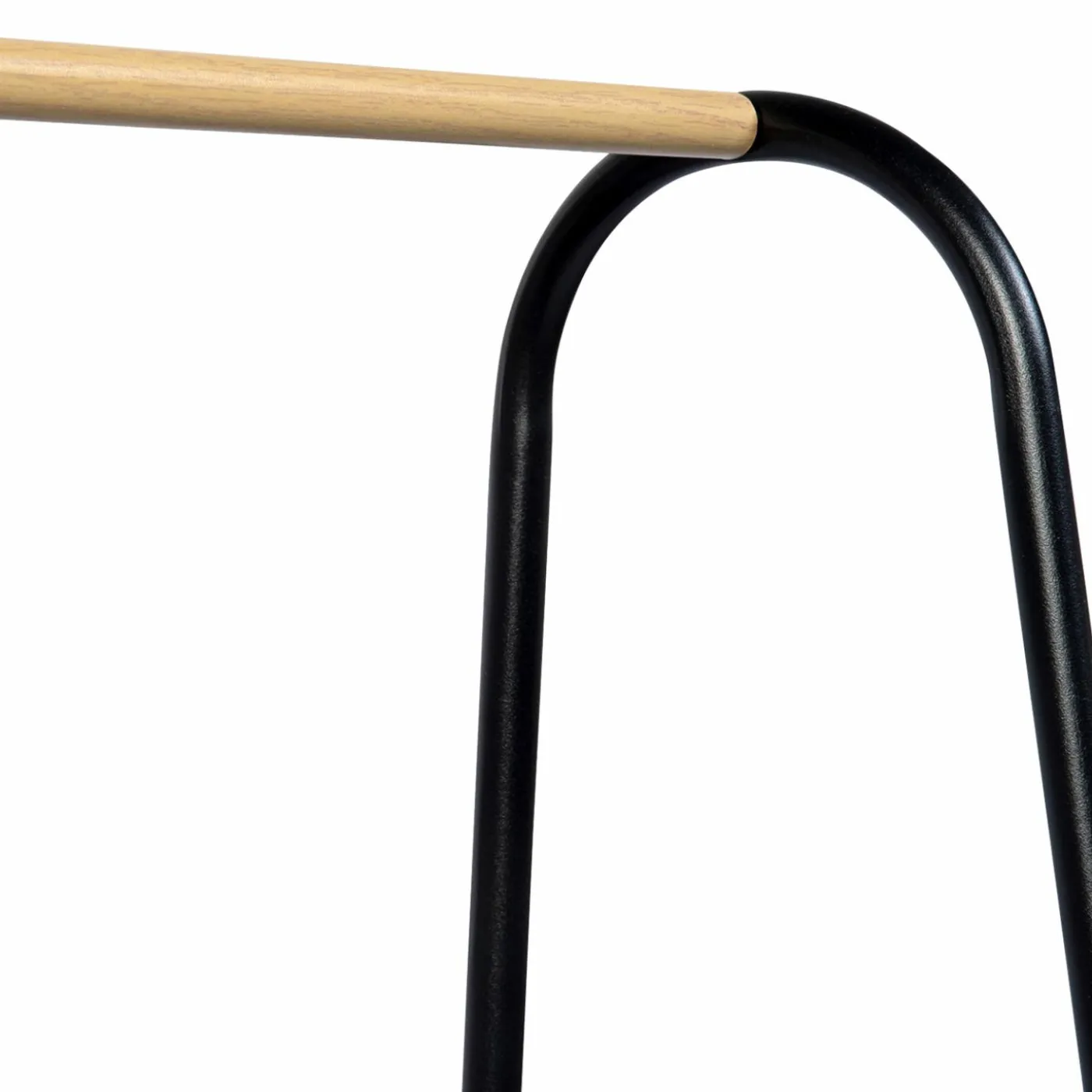 Portant vêtements en métal noir et façon bois