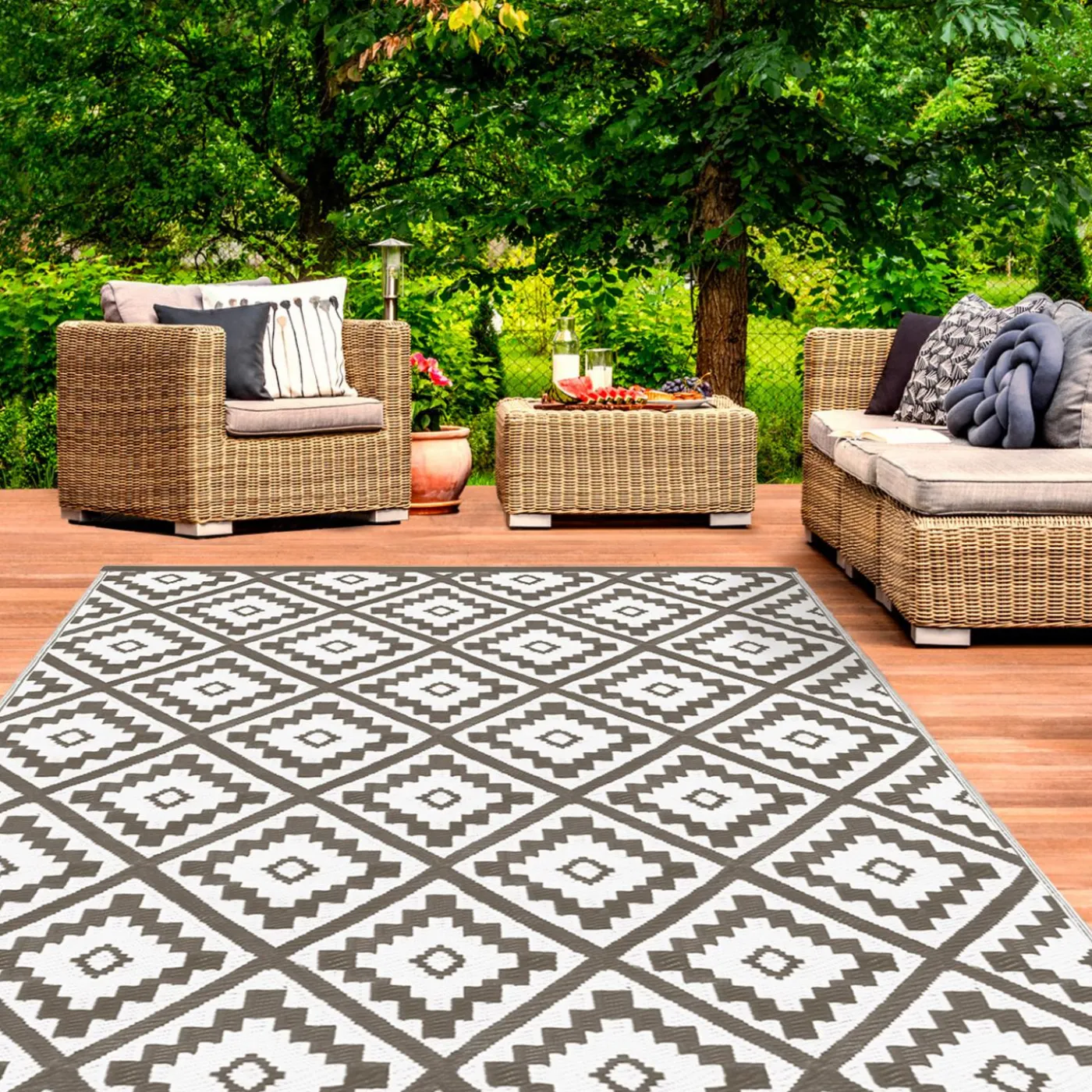 Tapis d'extérieur pour terrasse couleur taupe