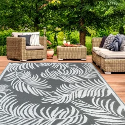 Tapis extérieur gris et blanc motifs tropicaux 270 x 370 cm
