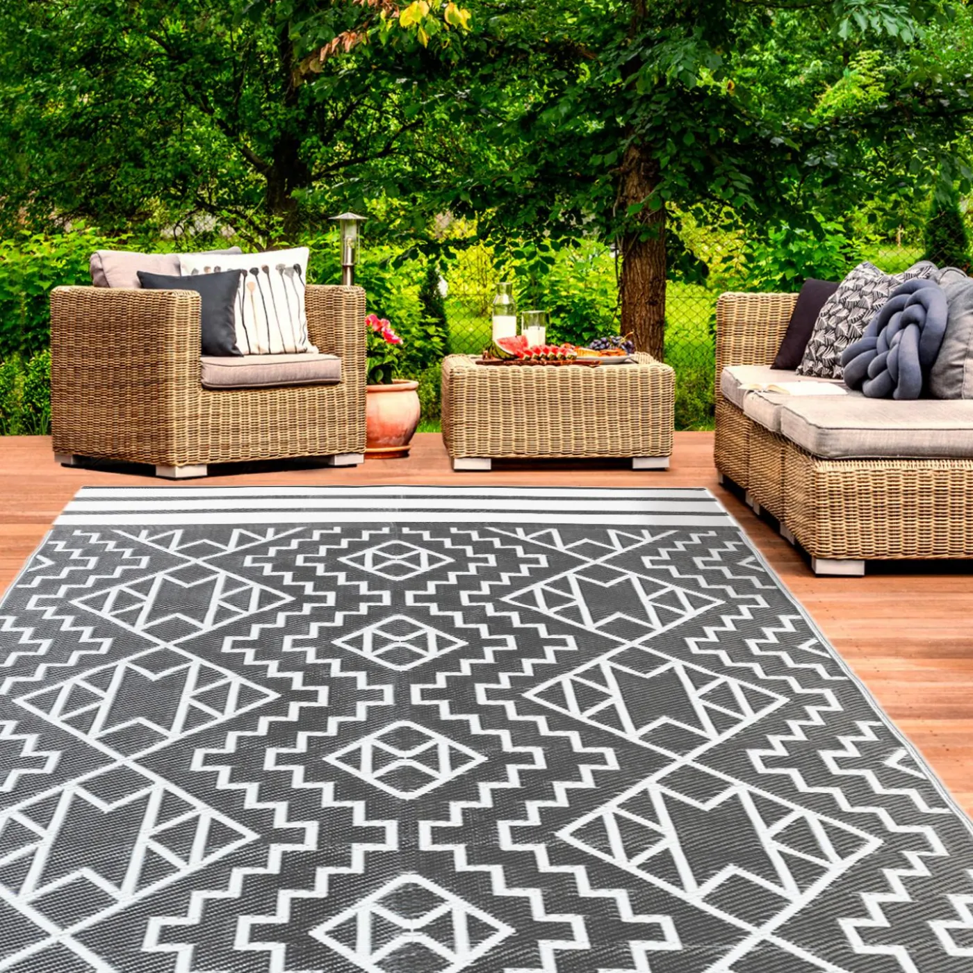 Tapis extérieur gris et blanc motifs aztèques 160 x 240 cm