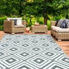 Tapis extérieur jardin motifs géométriques gris et blanc 270 x 370 cm