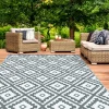 Tapis extérieur terrasse motifs géométriques gris et blanc 120 x 180 cm