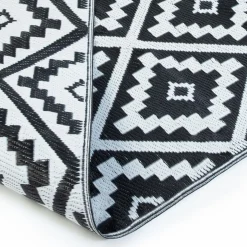 Tapis extérieur terrasse motifs géométriques noir et blanc 270 x 370 cm