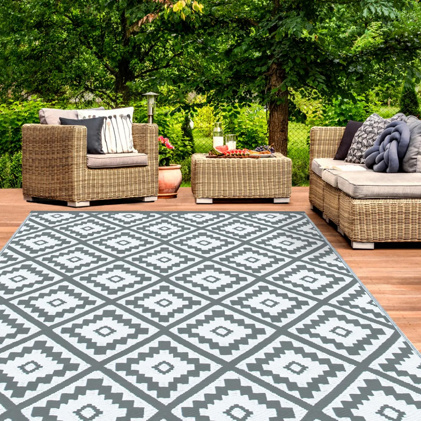 Tapis extérieur terrasse motifs géométriques gris et blanc