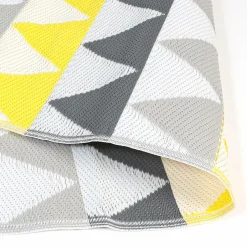 Tapis extérieur terrasse motifs triangles gris et jaune 180 x 280 cm